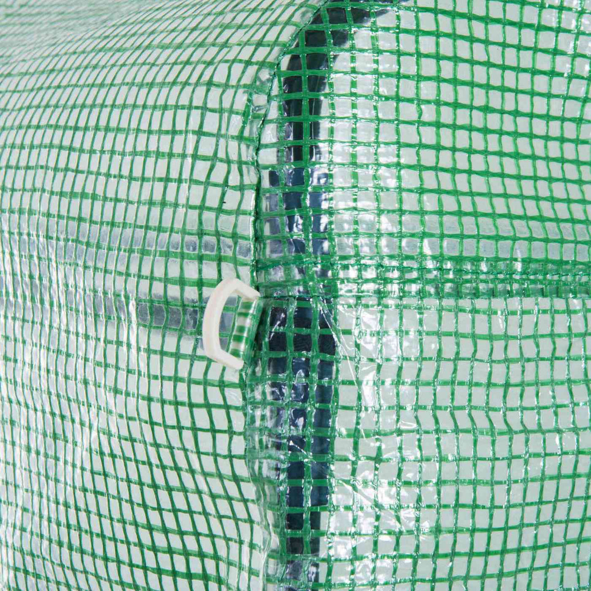Gros plan des attaches sous la bâche verte quadrillée