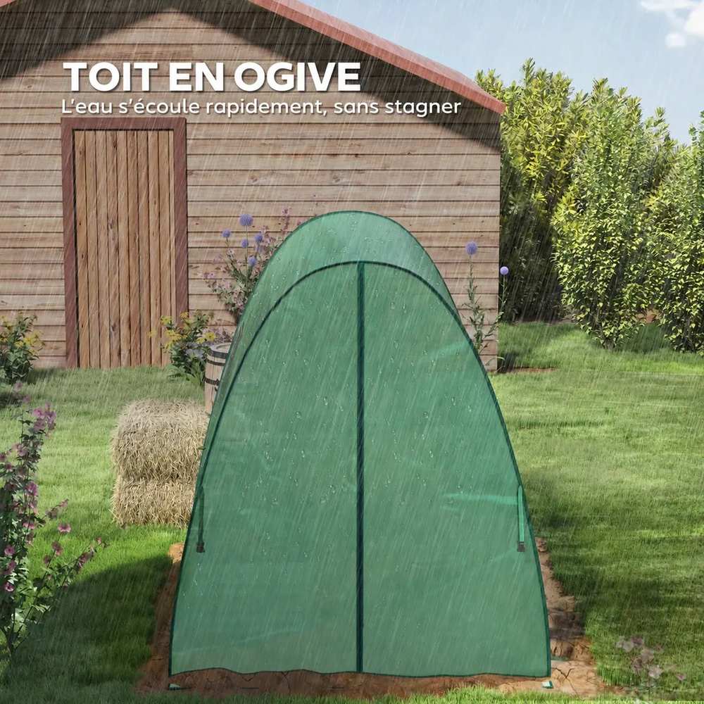 Serre verte ogivale fermée devant un abri de jardin