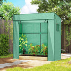 Serre verte avec légumes près d’une allée de jardin