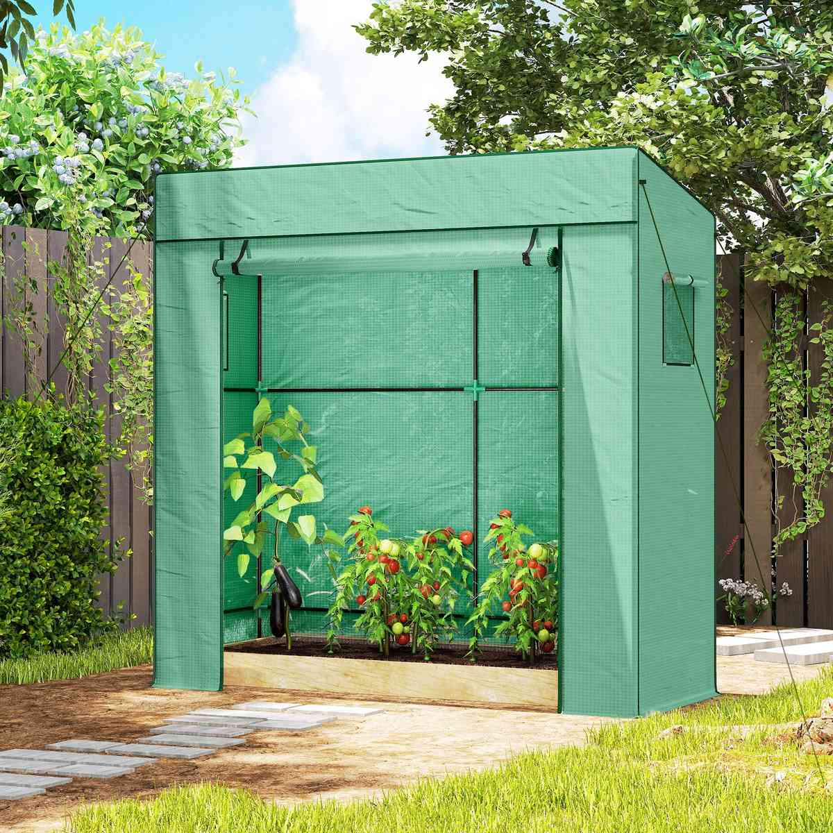 Serre verte avec légumes près d’une allée de jardin