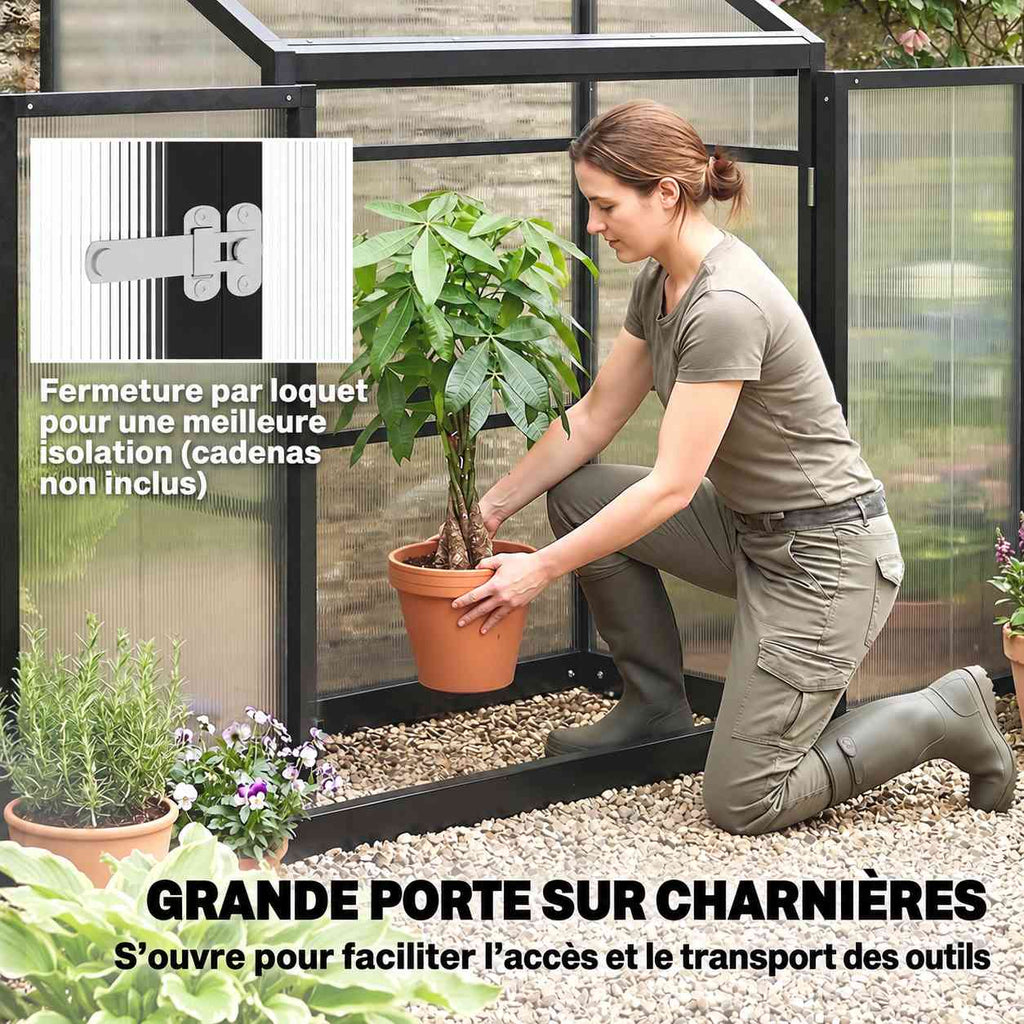 Personne plaçant une plante dans la serre et détail du loquet de porte
