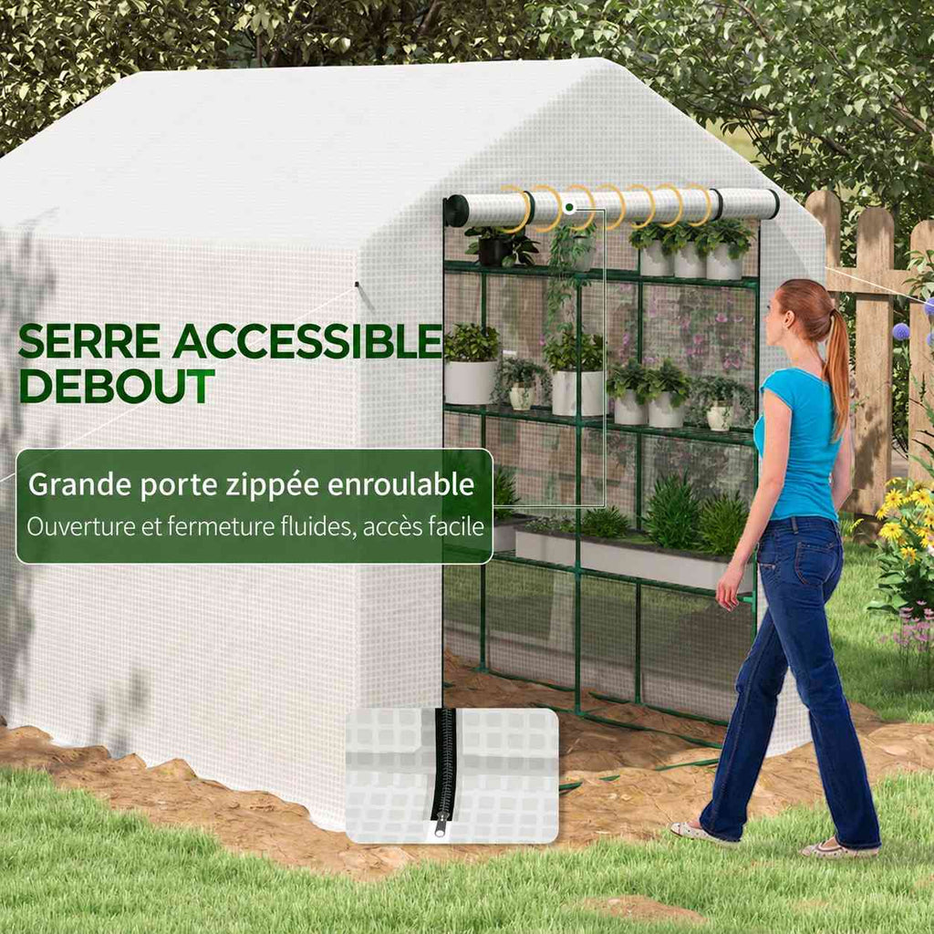 Femme à l’entrée de la serre blanche à étagères