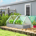 Bac potager argenté avec housse transparente et plantes près d’une maison