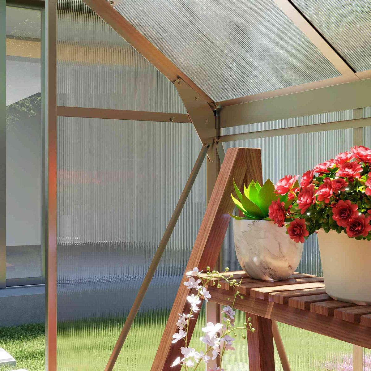 Angle intérieur de la serre argentée avec fleurs sur une étagère