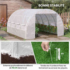 Serre blanche avec détails du bord de housse et des piquets