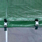 Fenêtre moustiquaire de la serre avec volet vert et attaches à boucle