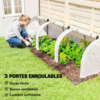 Femme jardinant devant les trois portes ouvertes de la mini serre tunnel