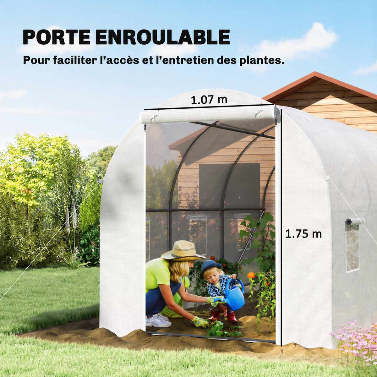 Personnes jardinant devant la grande porte enroulable de la serre blanche