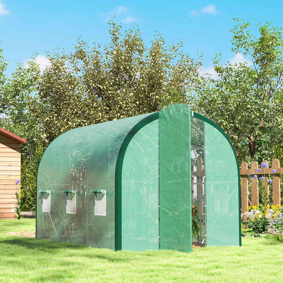 Serre tunnel verte avec porte battante ouverte dans le jardin