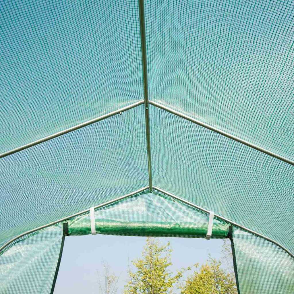 Vue intérieure des tubes métalliques sous le toit de la serre verte