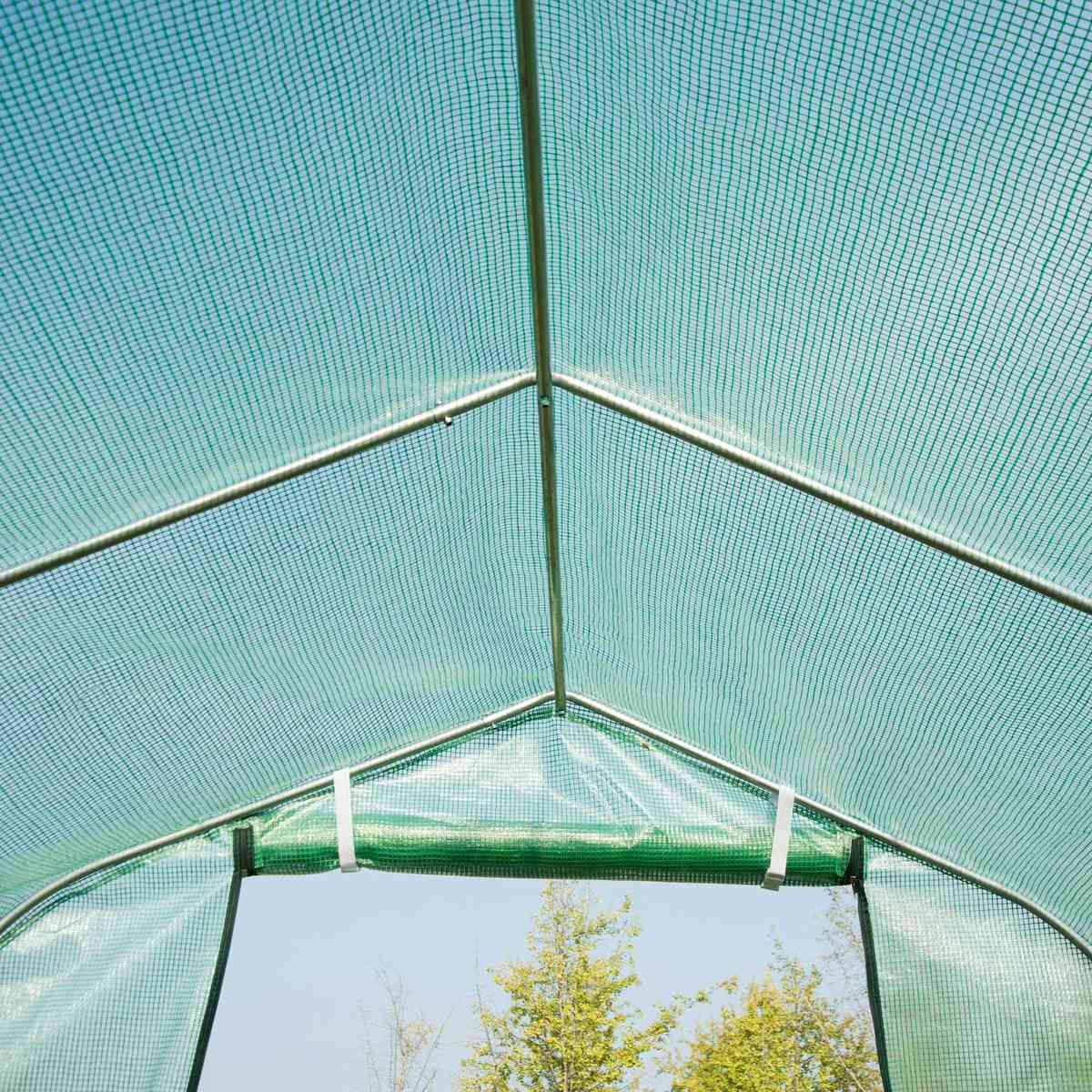 Vue intérieure des tubes métalliques sous le toit de la serre verte