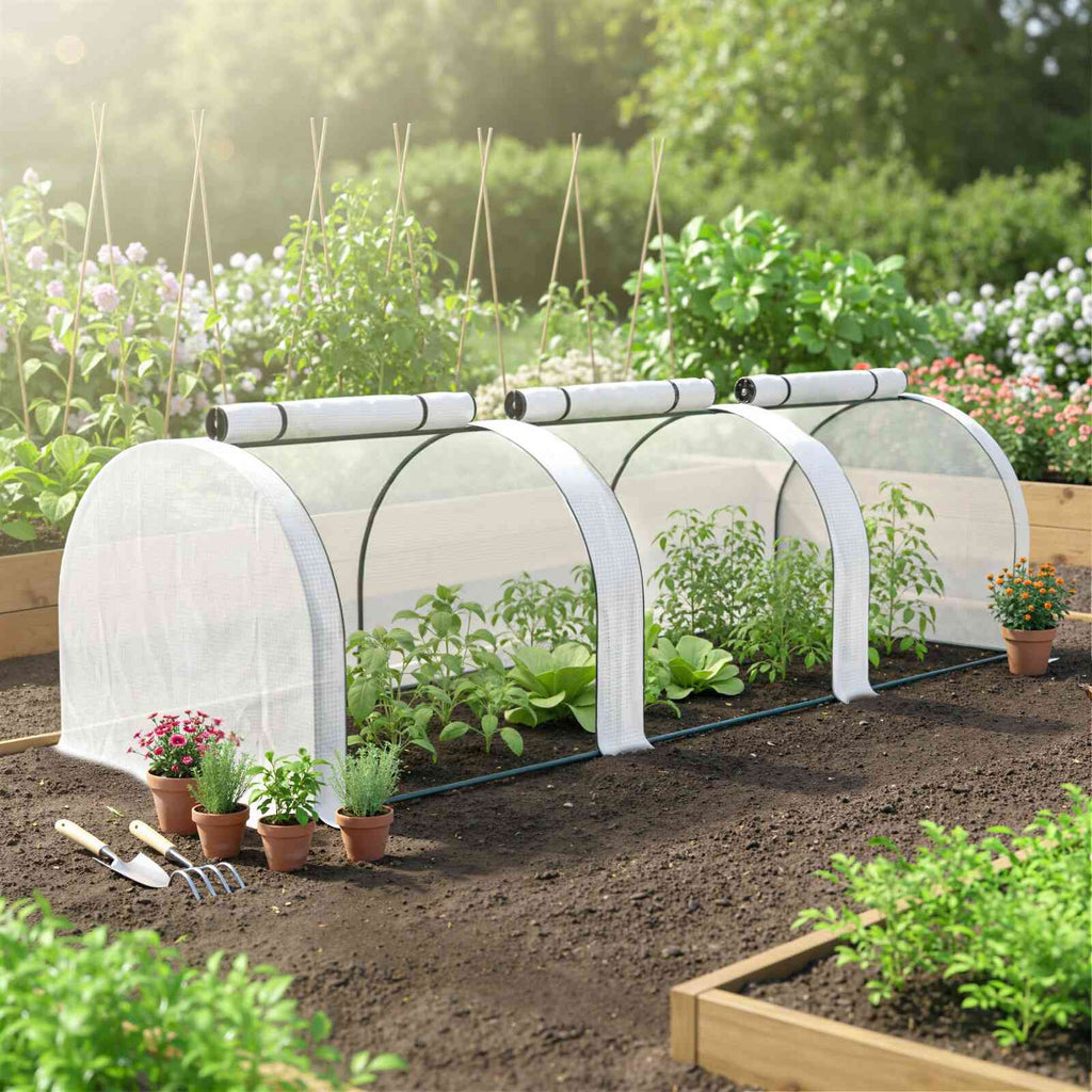 Mini serre tunnel blanche protégeant des légumes au potager