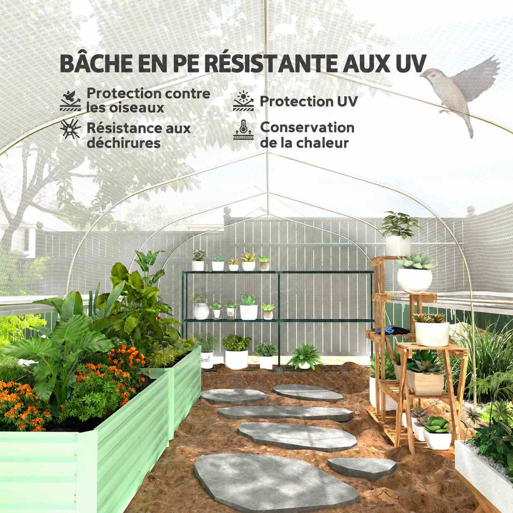 Intérieur d’une serre tunnel blanche avec bacs potagers et plantes