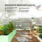 Intérieur d’une serre tunnel blanche avec bacs potagers et plantes