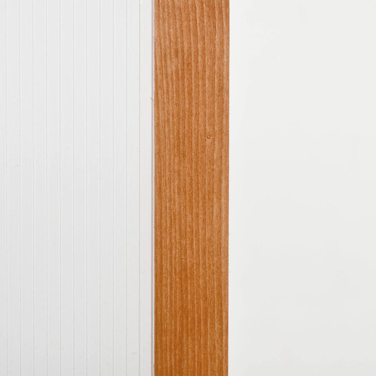 Montant en bois brun et panneau translucide de la serre armoire