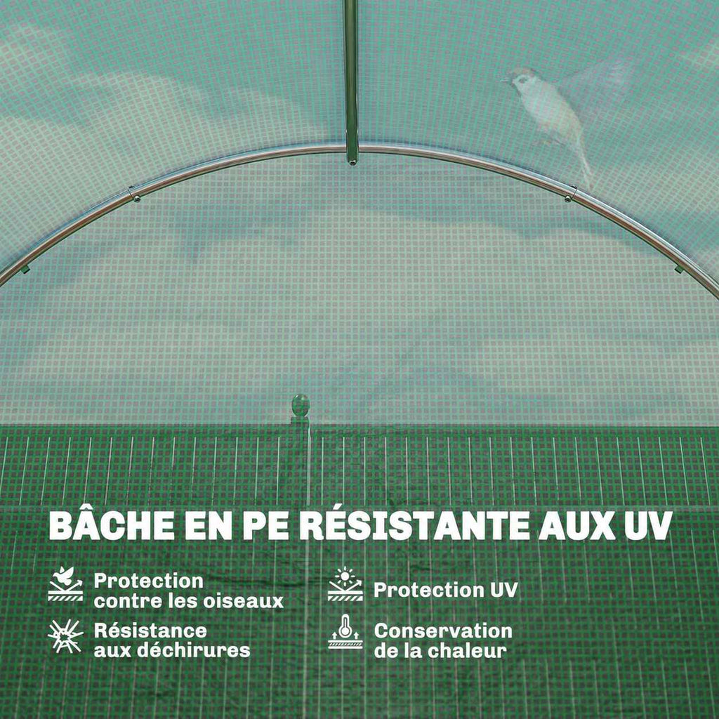 Détail intérieur de la housse verte quadrillée et des arceaux de la serre