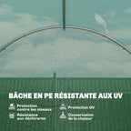 Détail intérieur de la housse verte quadrillée et des arceaux de la serre