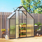 Serre étroite noire avec porte ouverte et étagère de plantes sur une terrasse