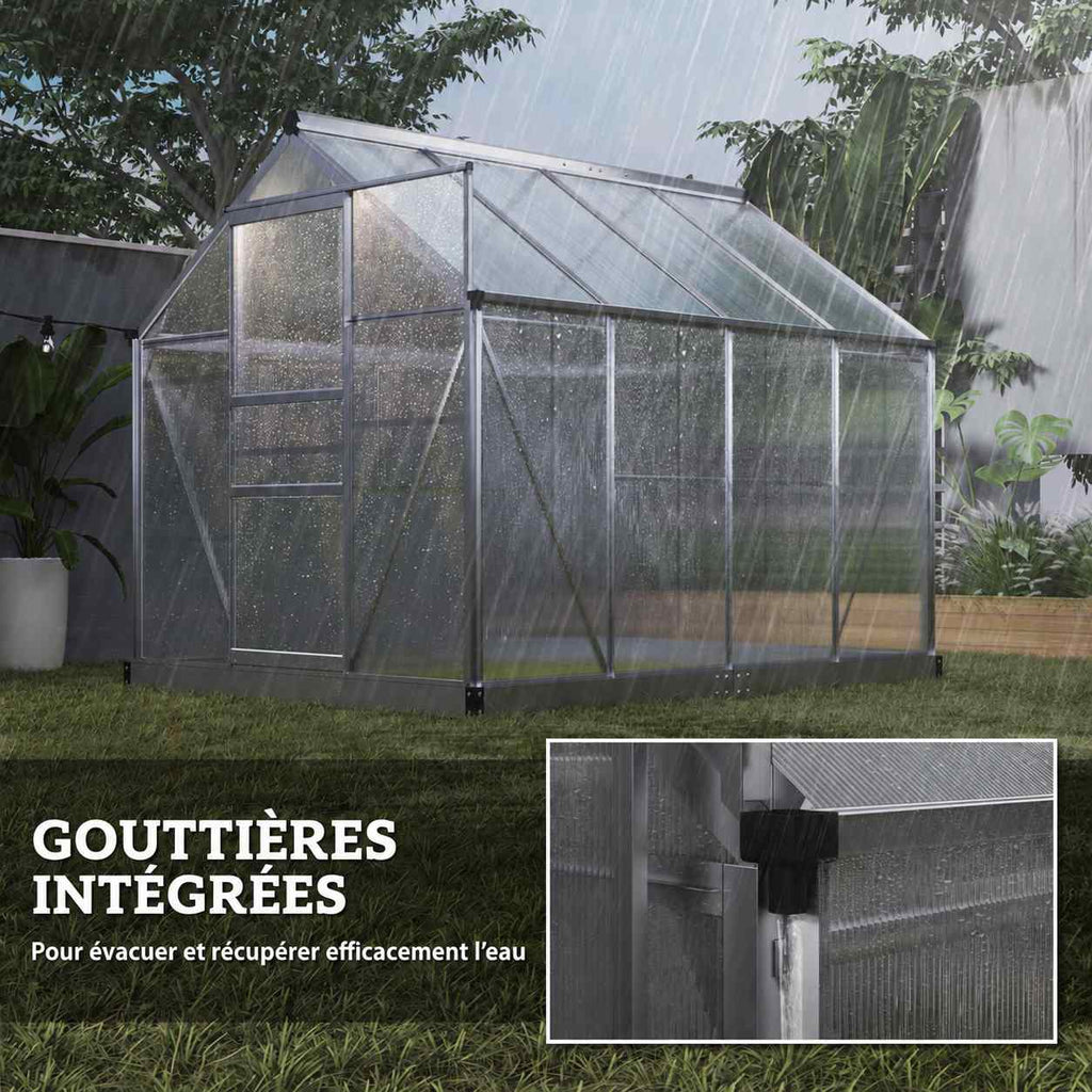 Serre argentée sous la pluie avec gros plan d’une gouttière