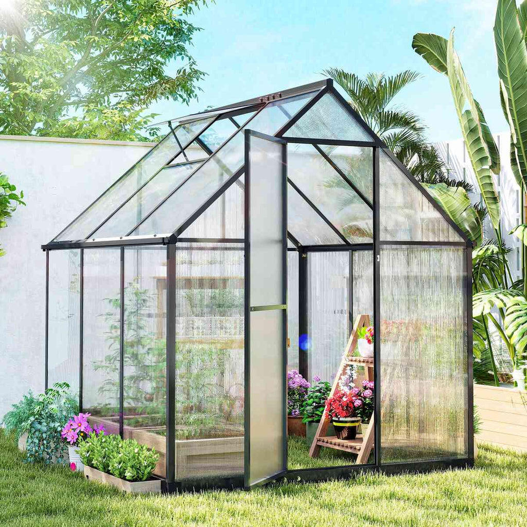 Serre noire ouverte avec plantes et fleurs dans le jardin