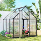 Serre noire ouverte avec plantes et fleurs dans le jardin
