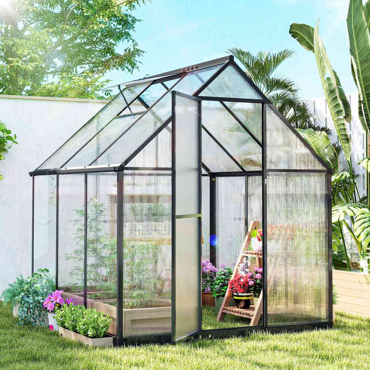 Serre noire ouverte avec plantes et fleurs dans le jardin