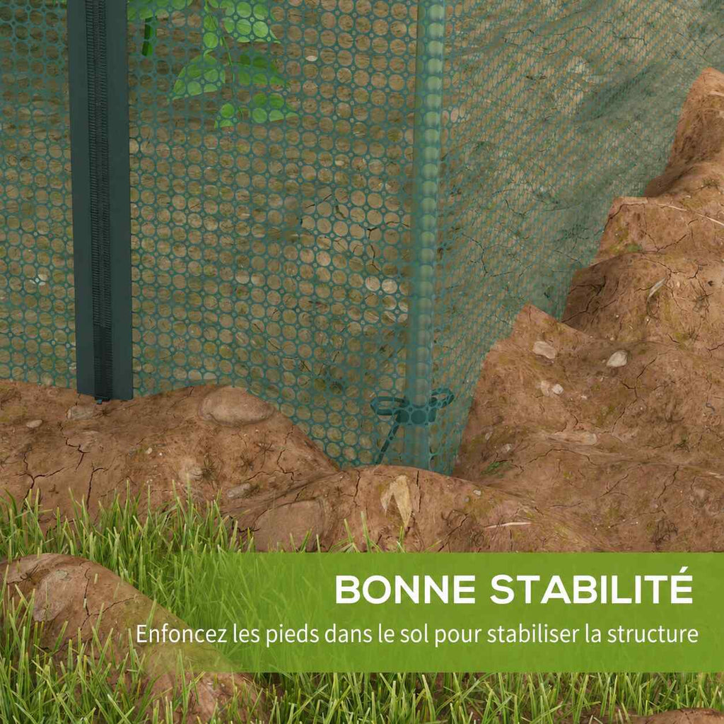 Détail du pied et du filet vert ancrés dans le sol