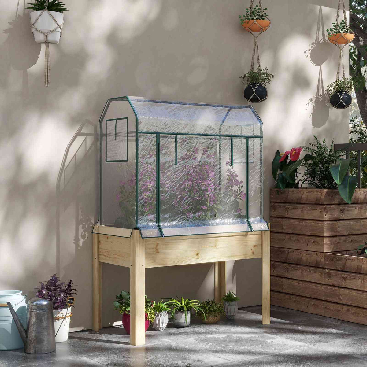 Potager sur pieds avec serre fleurie sur une terrasse