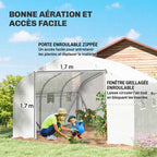 Personnes jardinant près de la porte et des fenêtres de la serre blanche