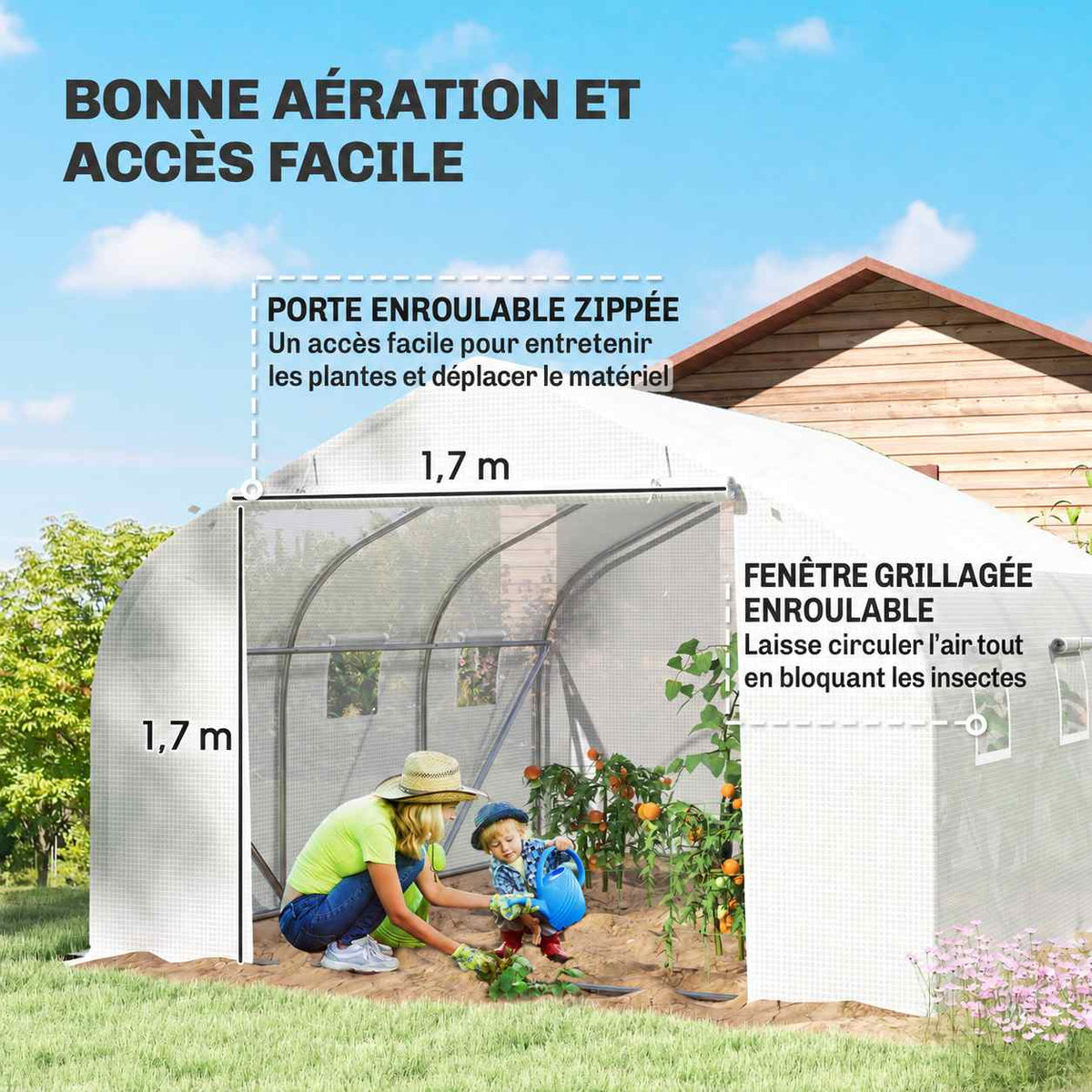 Personnes jardinant près de la porte et des fenêtres de la serre blanche