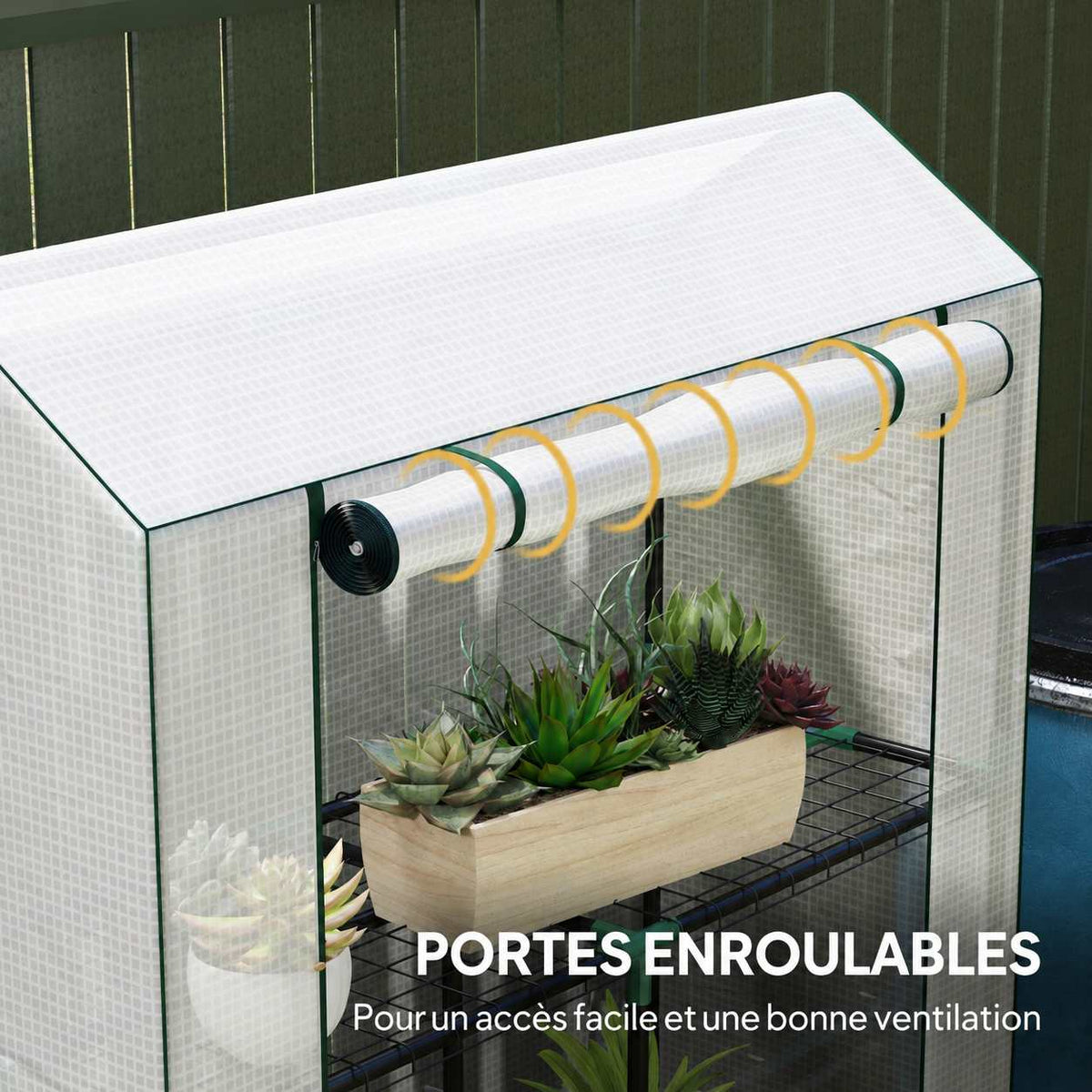 Gros plan du toit et de la porte enroulable de la mini serre blanche