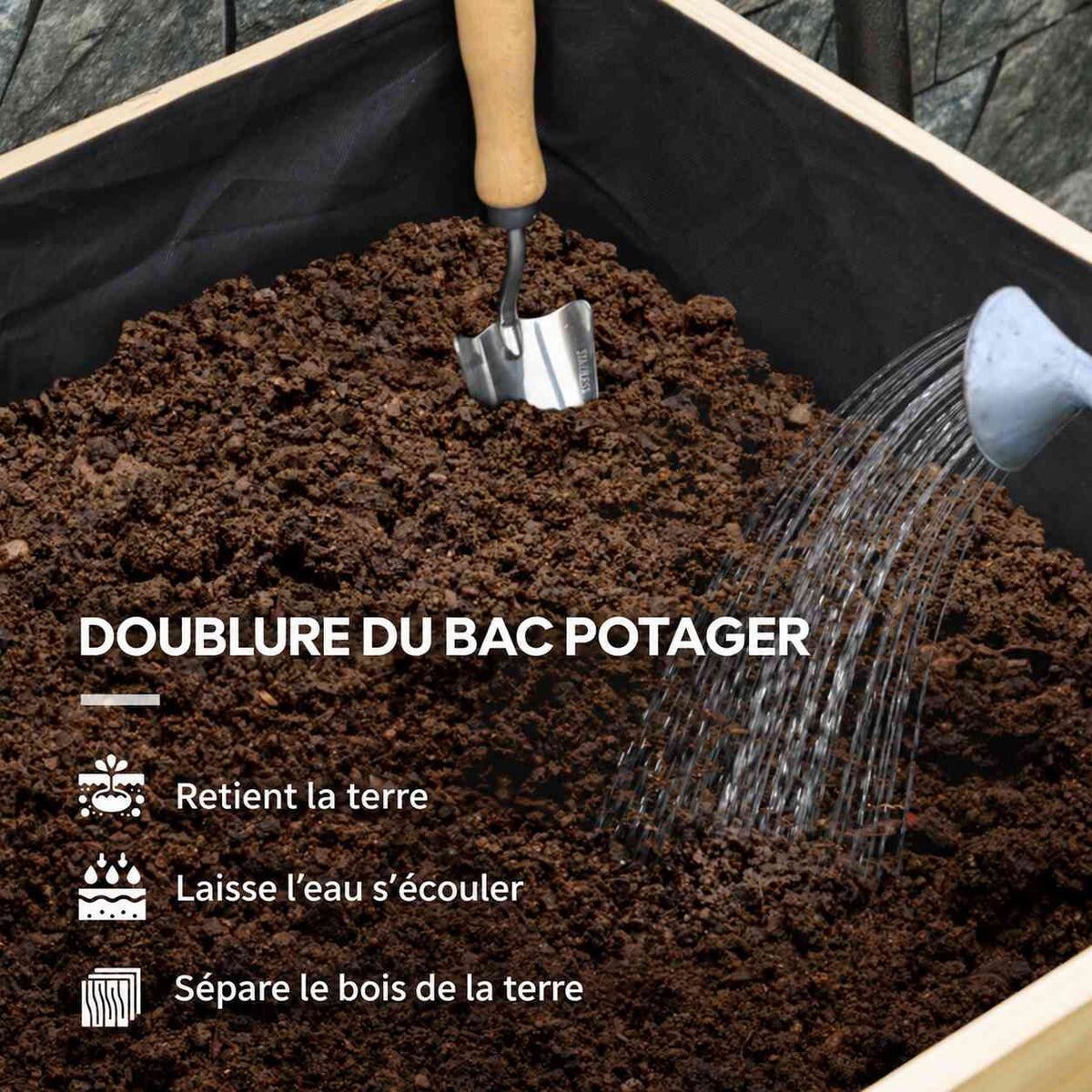 Doublure noire dans le bac potager rempli de terre