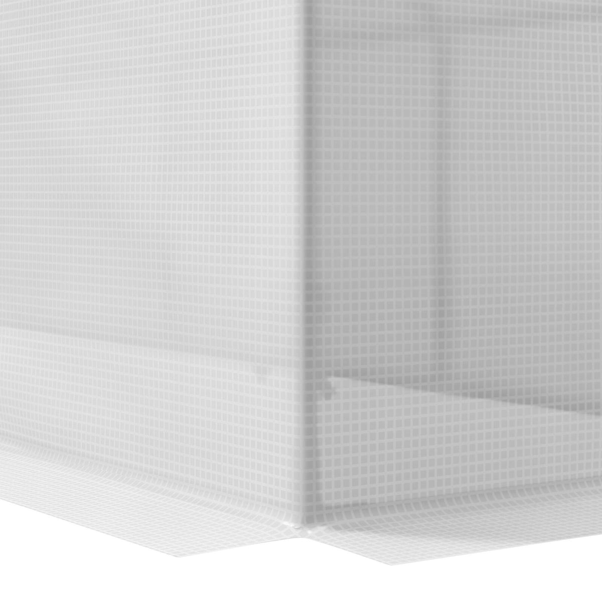 Gros plan sur un angle inférieur de la housse blanche de la mini serre