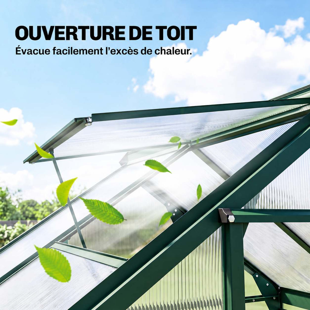 Lucarne du toit de la serre vert foncé relevée pour l’aération