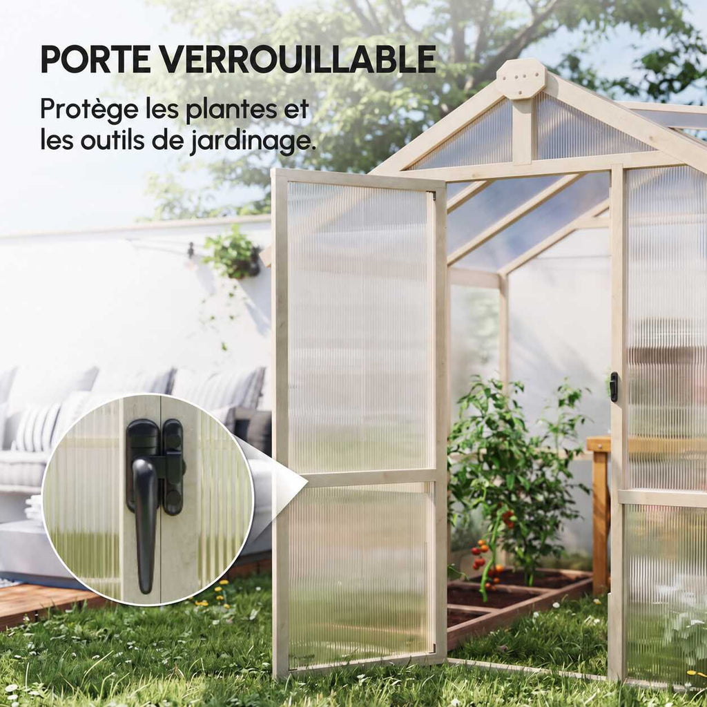 Porte ouverte de la serre en bois avec gros plan sur la poignée