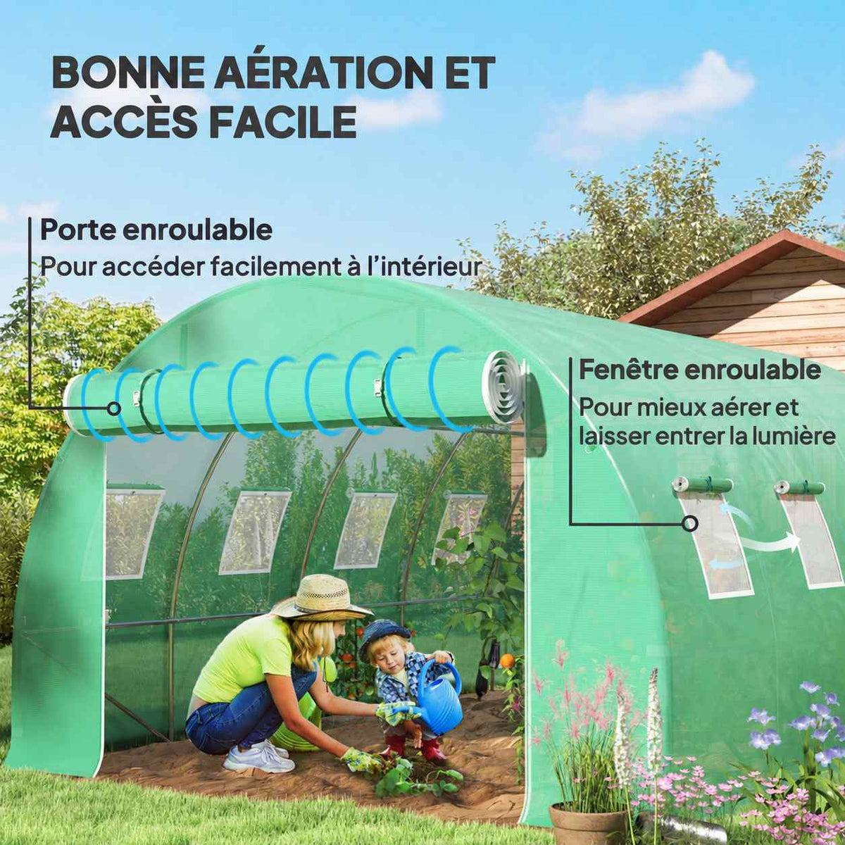Bâche verte avec porte et fenêtres enroulées, femme et enfant à l’entrée