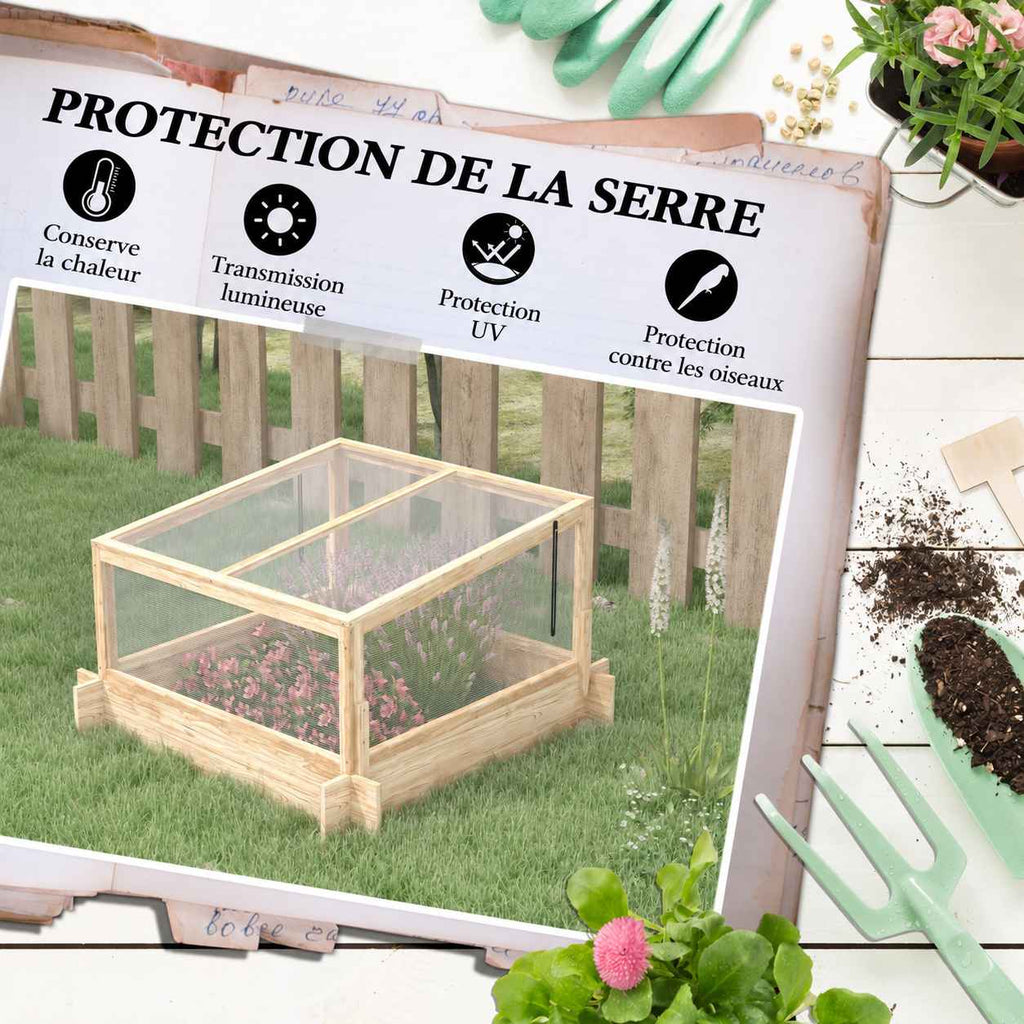 Carré potager couvert en bois avec plantes au jardin