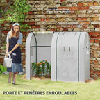 Femme avec arrosoir près de la serre blanche, une porte ouverte et l’autre fermée