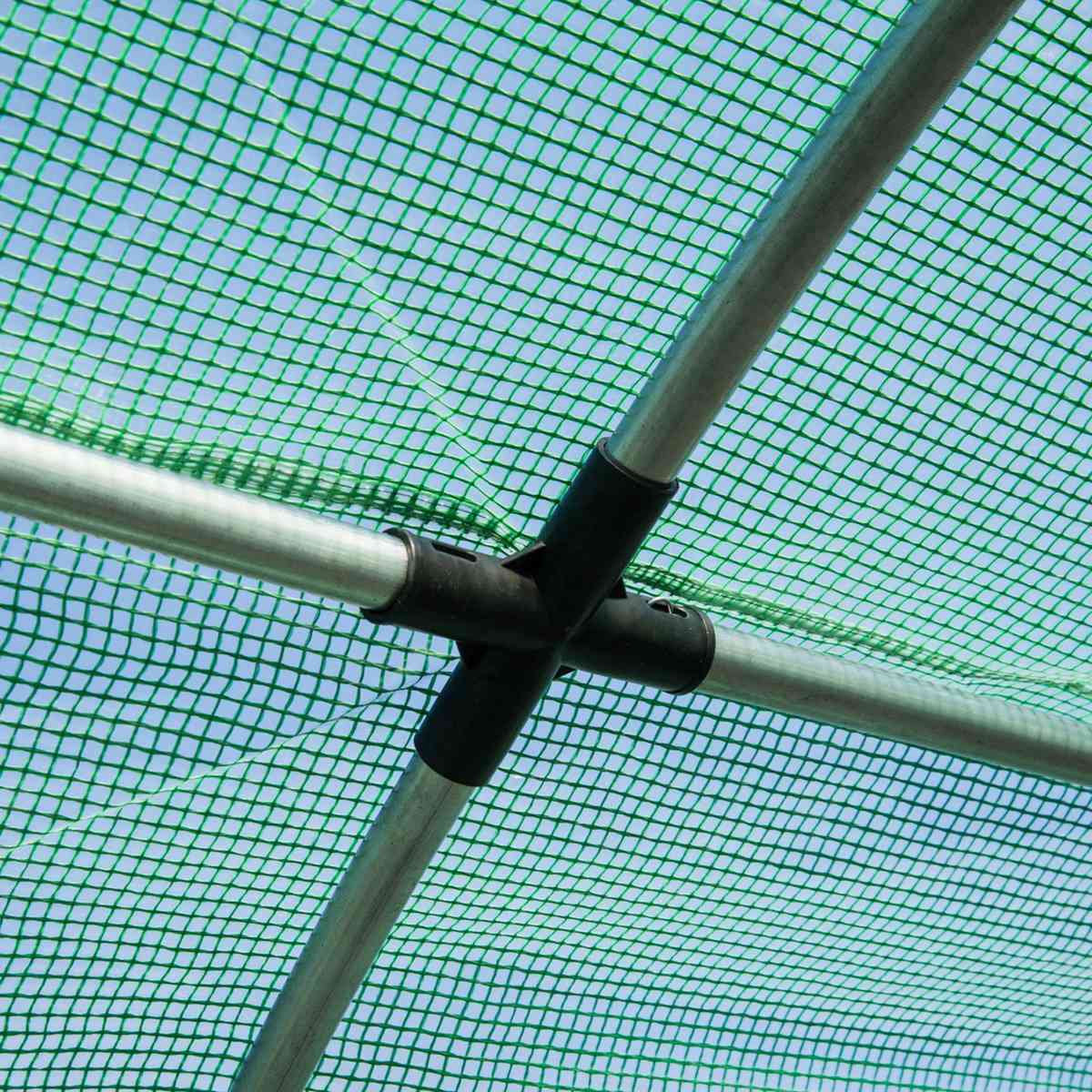 Raccord noir entre les tubes métalliques de la serre tunnel