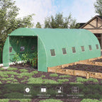 Serre tunnel verte installée sur un potager avec porte ouverte