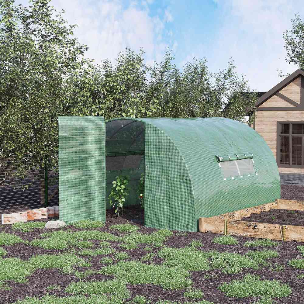 Serre tunnel verte au potager avec porte battante ouverte