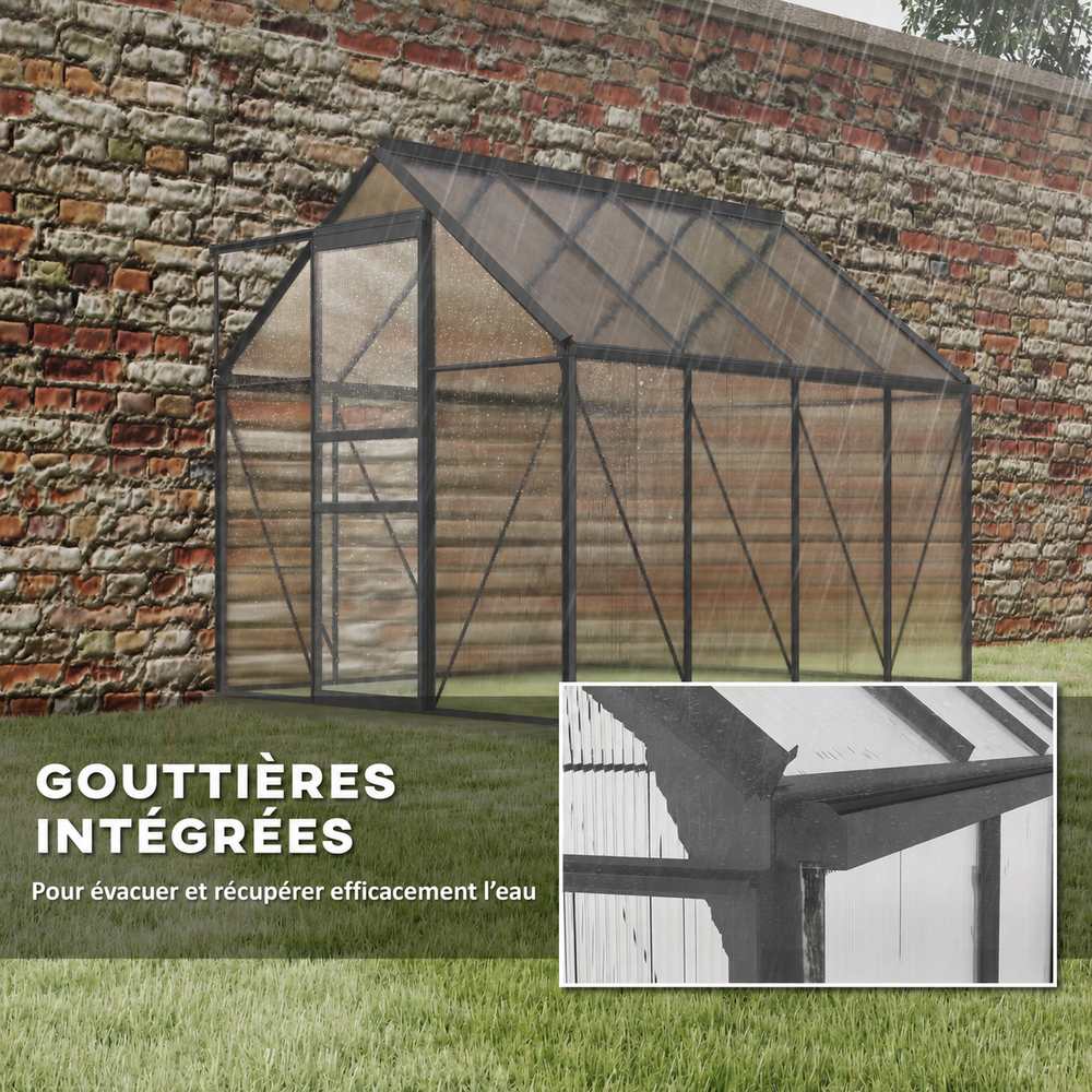 Serre grise sous la pluie avec détail d’une gouttière