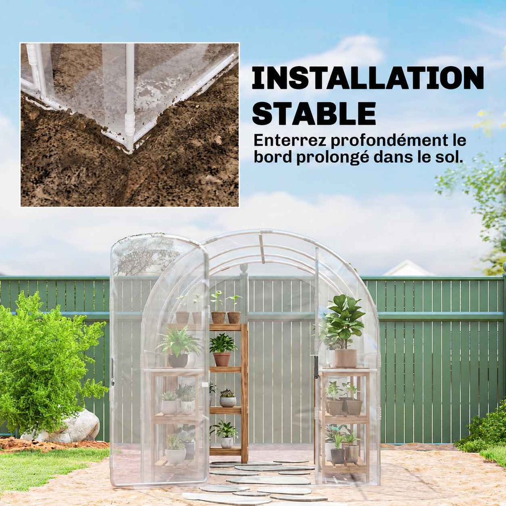 Serre transparente avec détail du bord de housse au sol