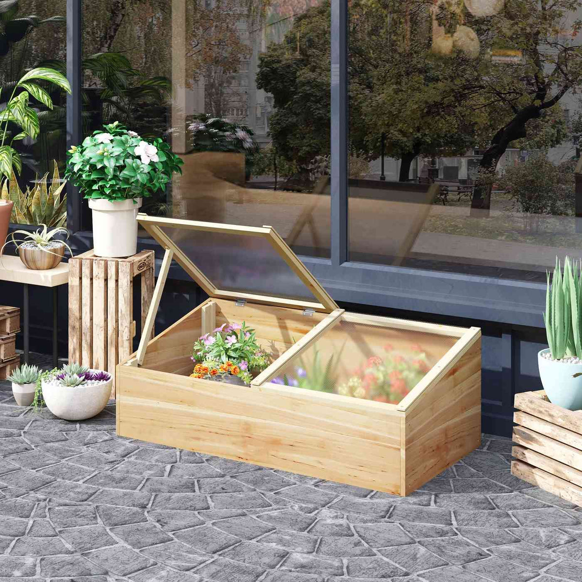 Châssis de culture en bois sur une terrasse avec plantes à l’intérieur