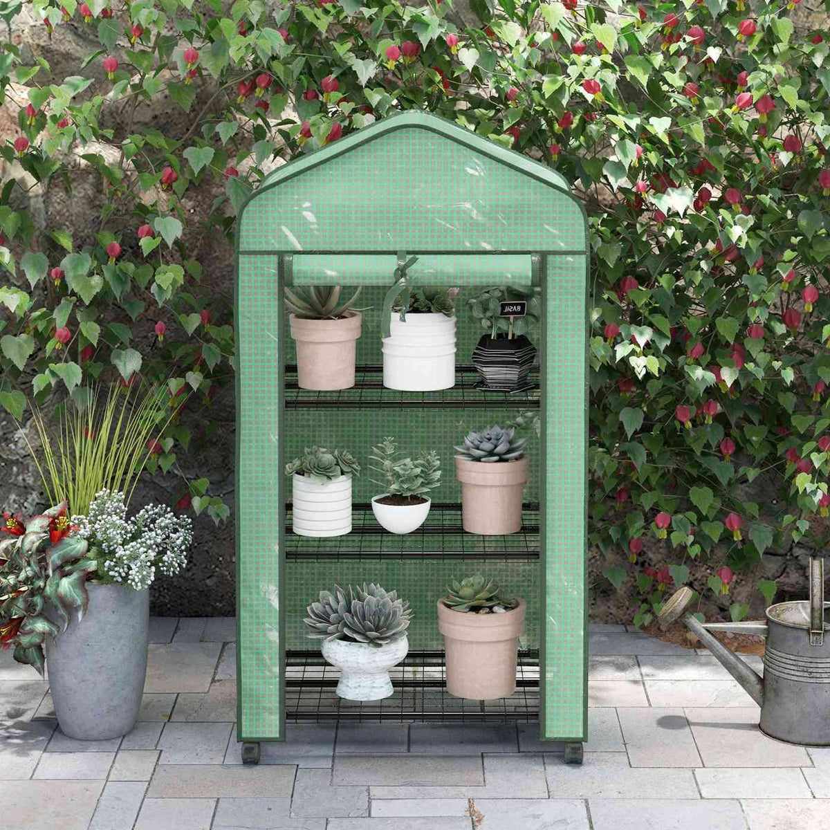 Mini serre verte remplie de plantes sur une terrasse