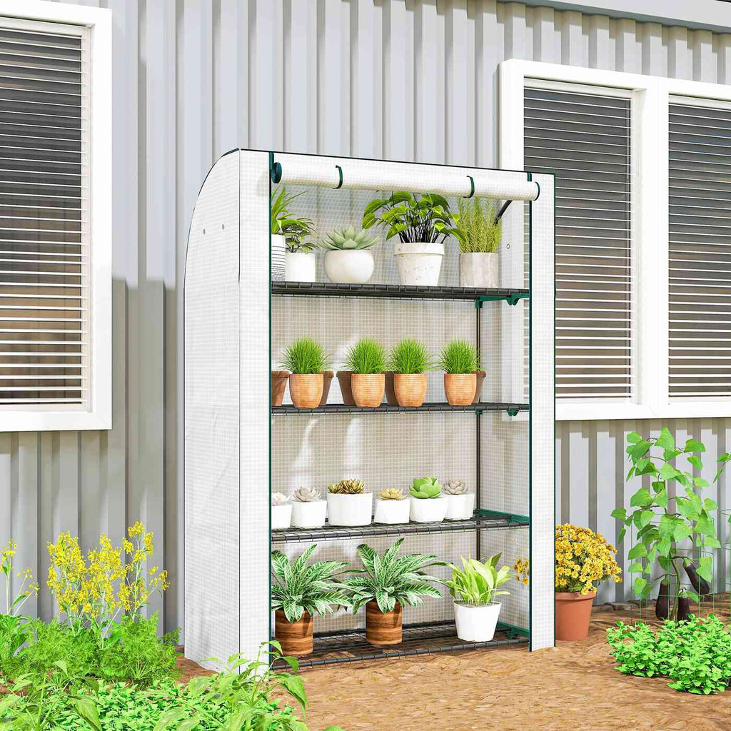 Serre de balcon blanche remplie de plantes en pots contre une maison