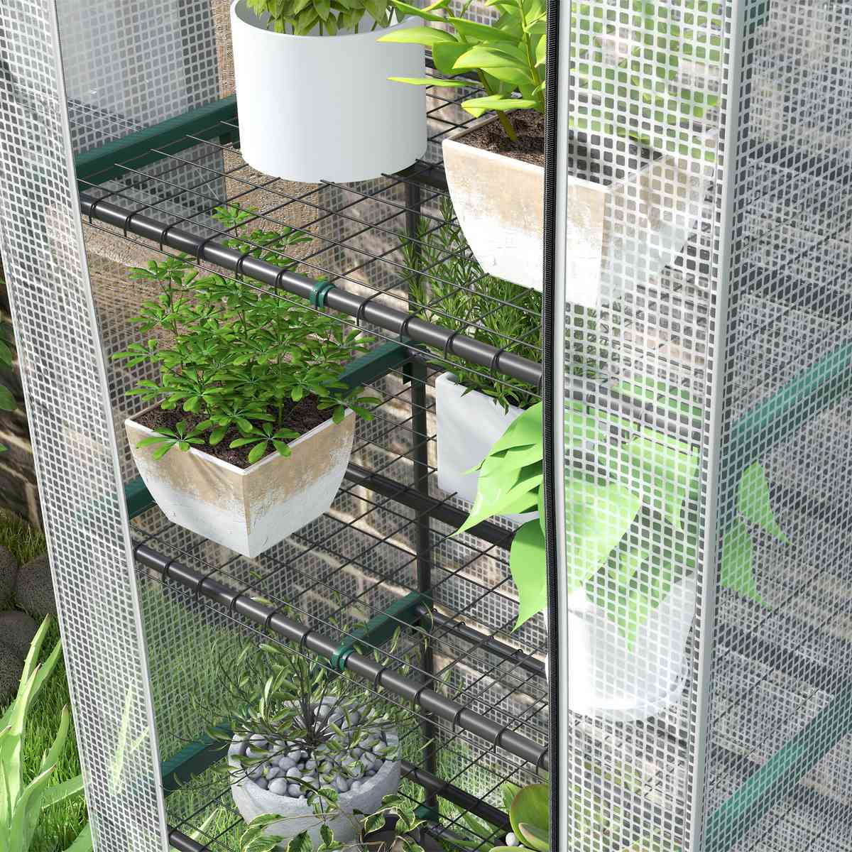Gros plan sur les plantes et les étagères grillagées de la mini serre transparente