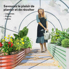 Jardinière arrosant les cultures dans une serre tunnel