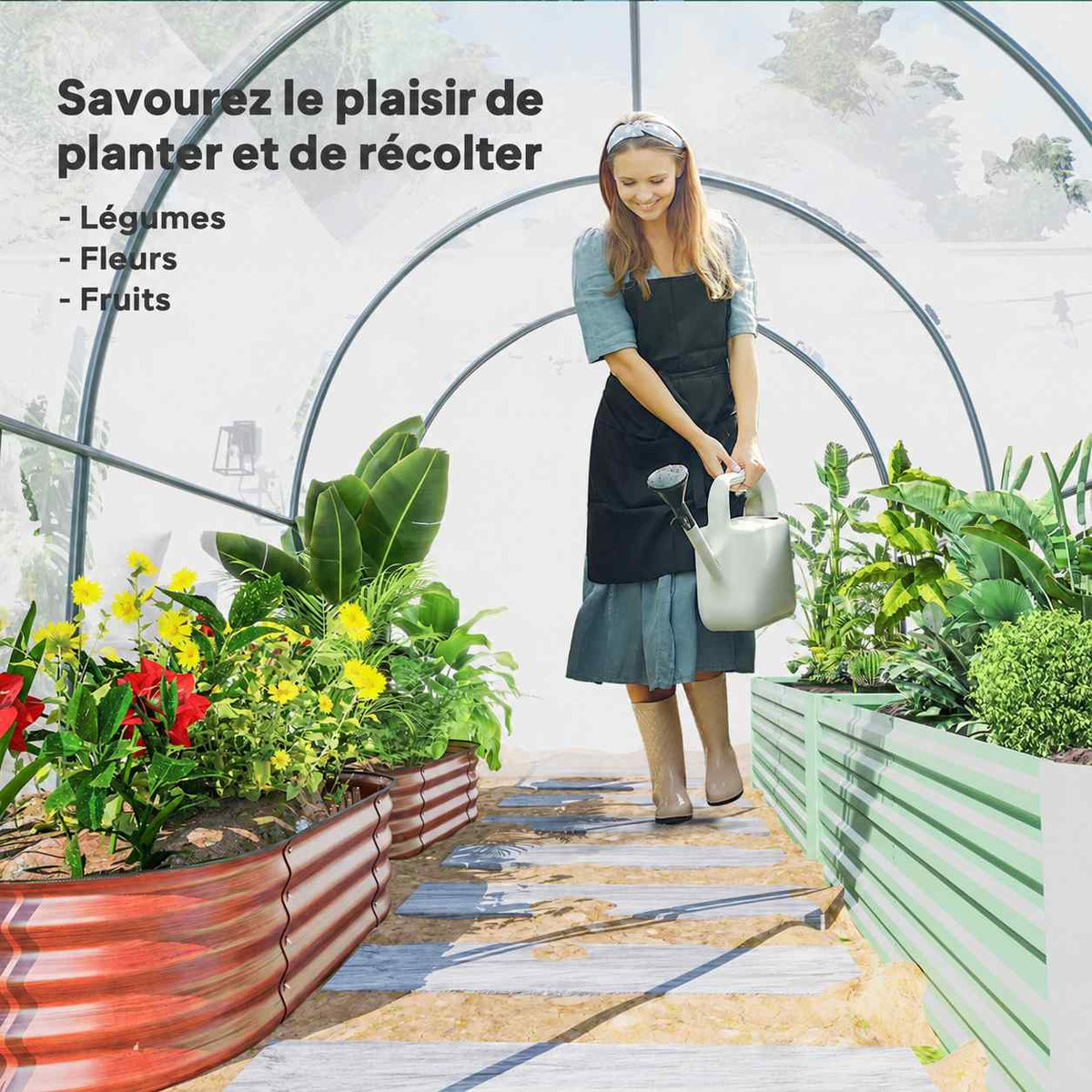 Jardinière arrosant les cultures dans une serre tunnel