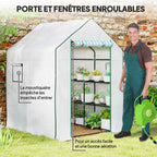 Homme avec arrosoir près de la porte et de la fenêtre ouvertes de la serre blanche